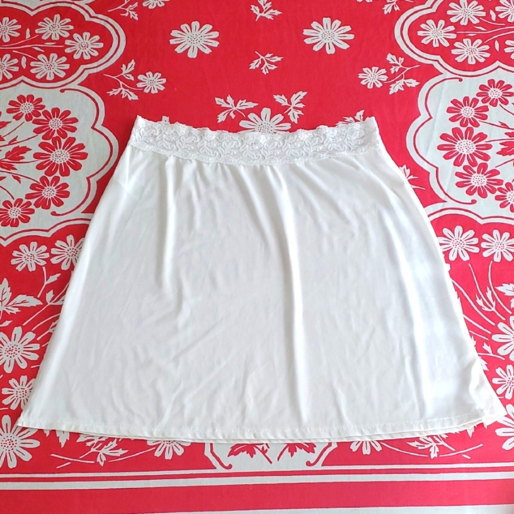 3/$25 White Lace Trim Slip VASSARETTE MED